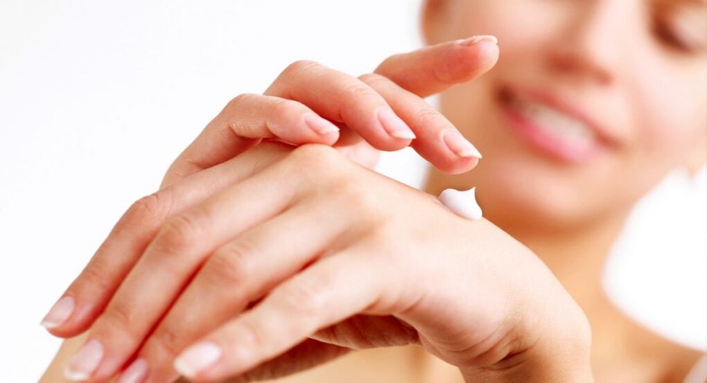 aplicarea cremei de mâini pentru întinerirea pielii