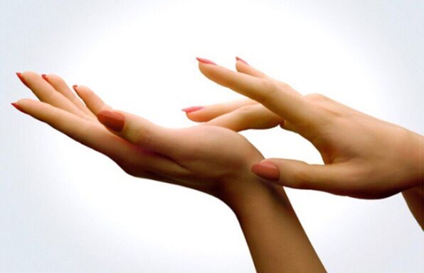 aplicarea unei măști pe mâini pentru întinerirea pielii