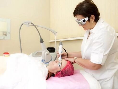 Cosmetologul efectuează procedura de întinerire cu laser