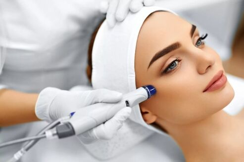 Întinerirea pielii feței cu ajutorul unui dispozitiv laser